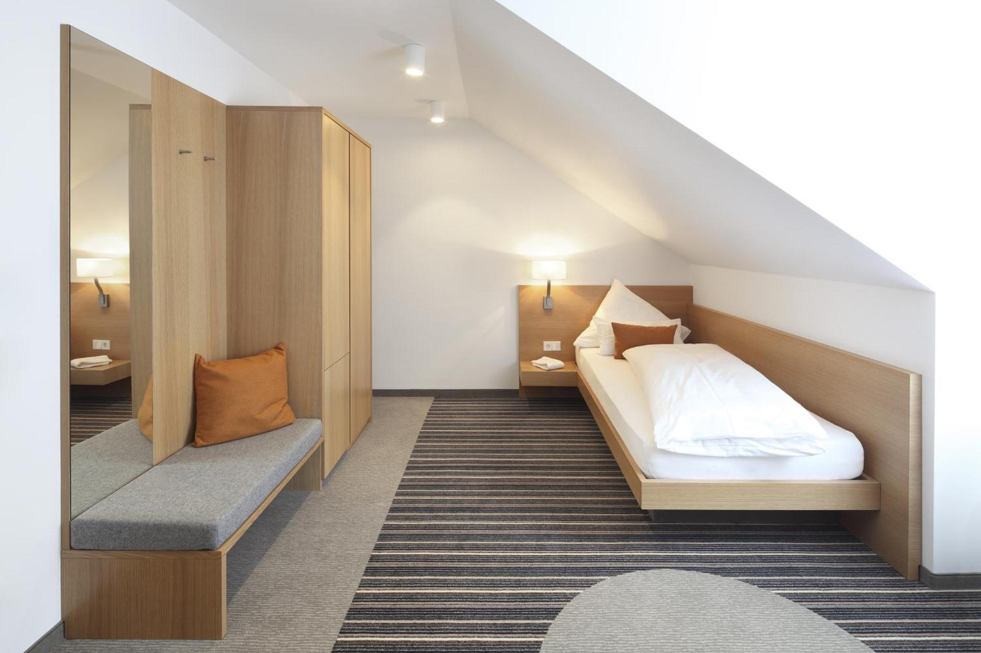 Hiller In Hotel 3*